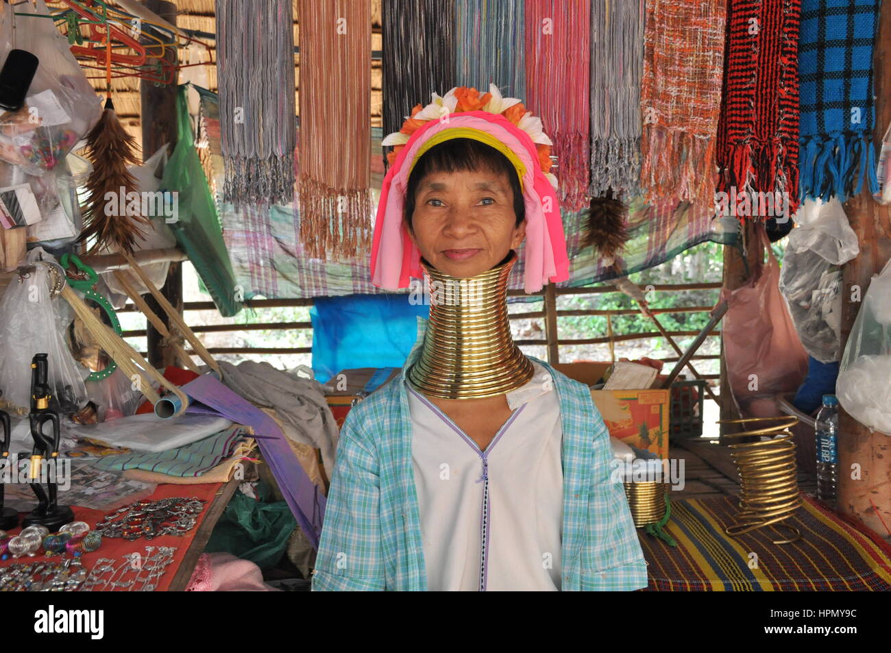 Padaung Langhals Frau vor ihrem Souvenir-Stand in Karen-Dorf, Chiang Mai, Thailand Stockfoto