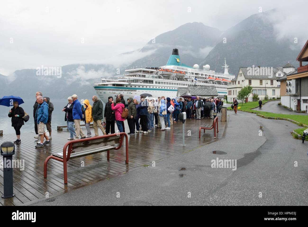 Eidfjord, Norwegen - 29. Juli 2016: Große Gruppe von Touristen aus Kreuzfahrtschiff unterwegs während regnerischen Tag Stockfoto