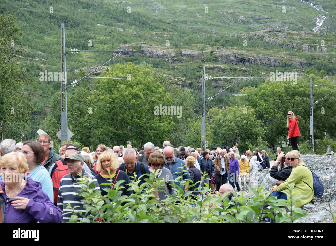 Flåm, Norwegen - 30. Juli 2016: Große Kreuzfahrt Schiff Gruppe auf Eisenbahn-Tour mit Guide auf Felsen Stockfoto