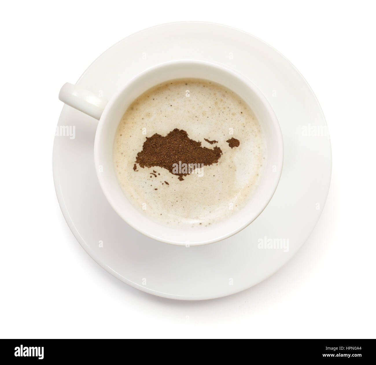 Eine Tasse Kaffee mit Schaum und Pulver in Form von Singapur. (Serie) Stockfoto