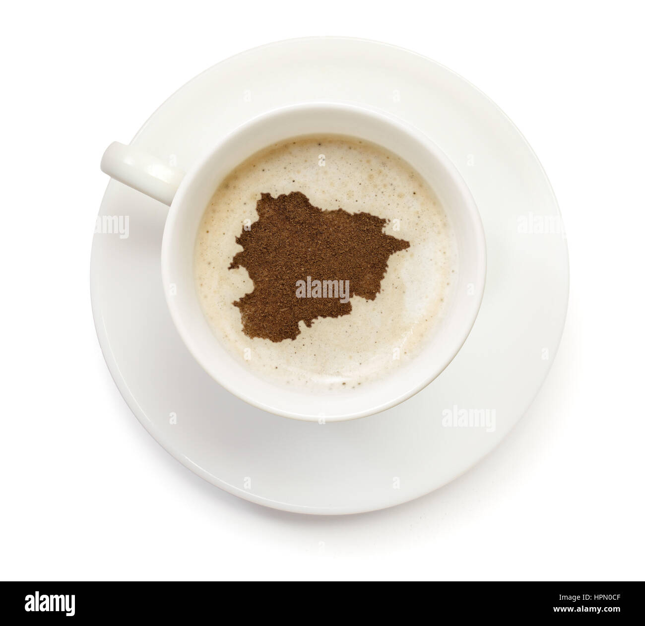 Eine Tasse Kaffee mit Schaum und Pulver in Form von Andorra. (Serie) Stockfoto