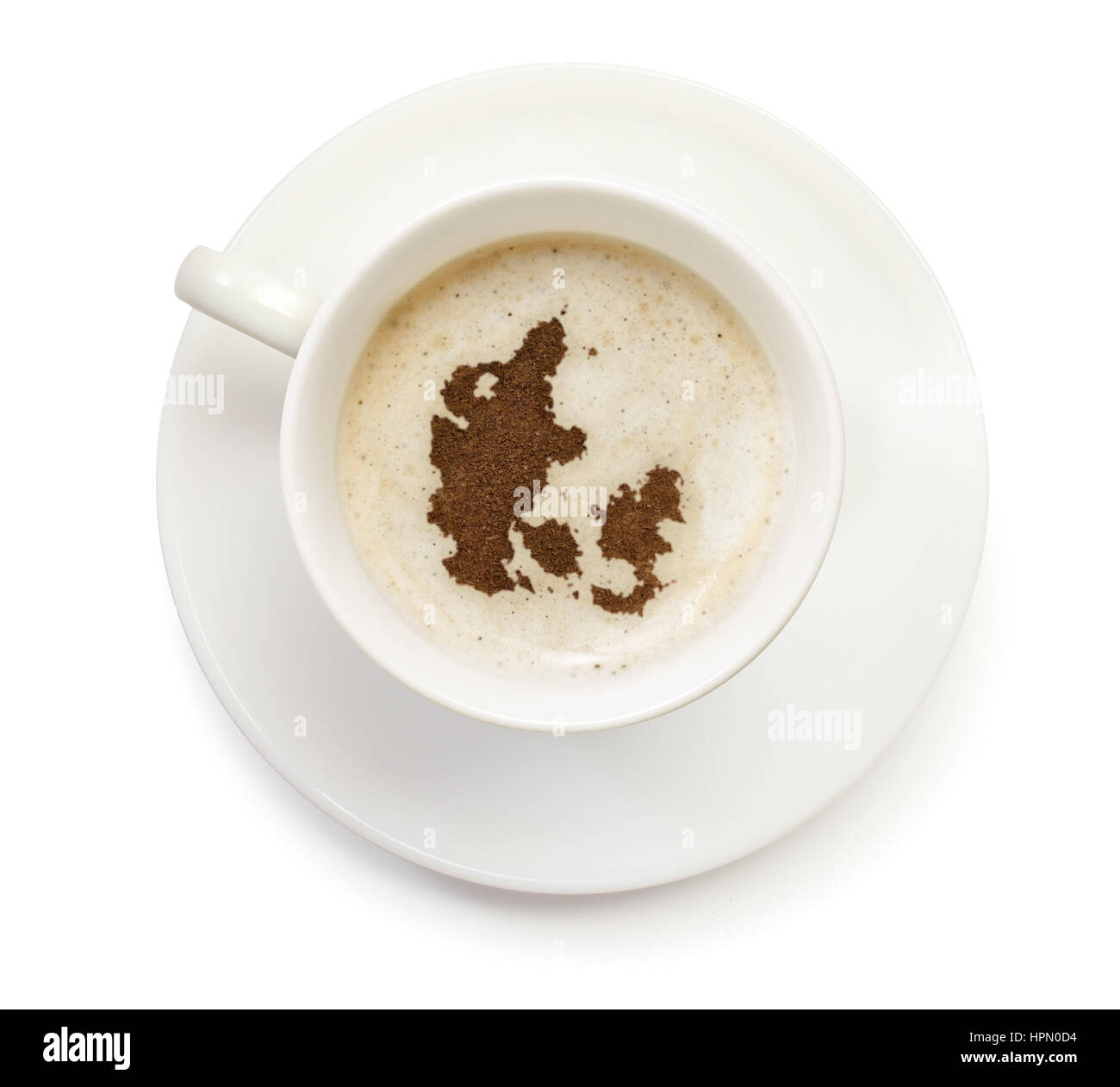 Eine Tasse Kaffee mit Schaum und Pulver in Form von Dänemark. (Serie  Stockfotografie - Alamy