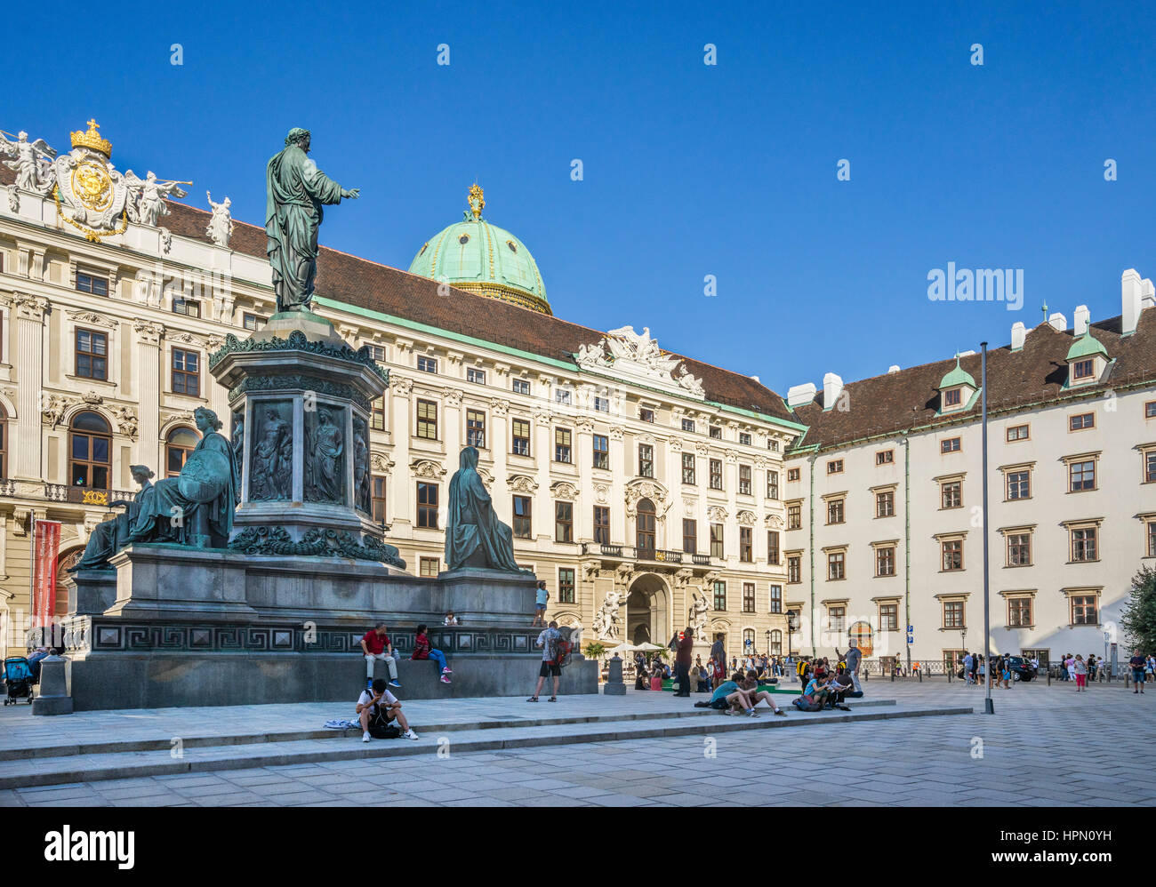 Österreich, Wien, Hofburg, Denkmal Kaiser Francis am internen Burgplatz vor dem Hintergrund der Reichskanzleitrakt Stockfoto