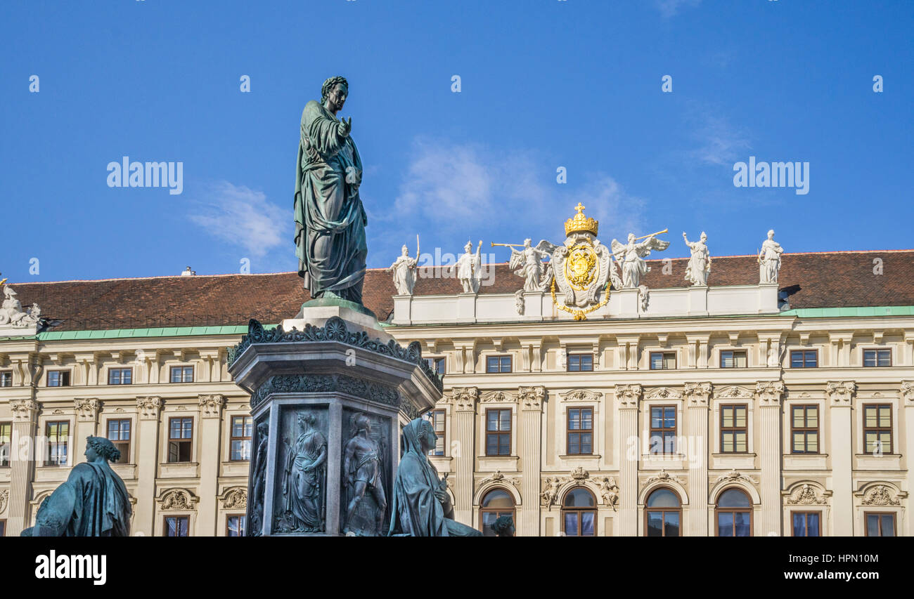 Österreich, Wien, Hofburg, Denkmal Kaiser Francis am internen Burgplatz vor dem Hintergrund der Reichskanzleitrakt Stockfoto