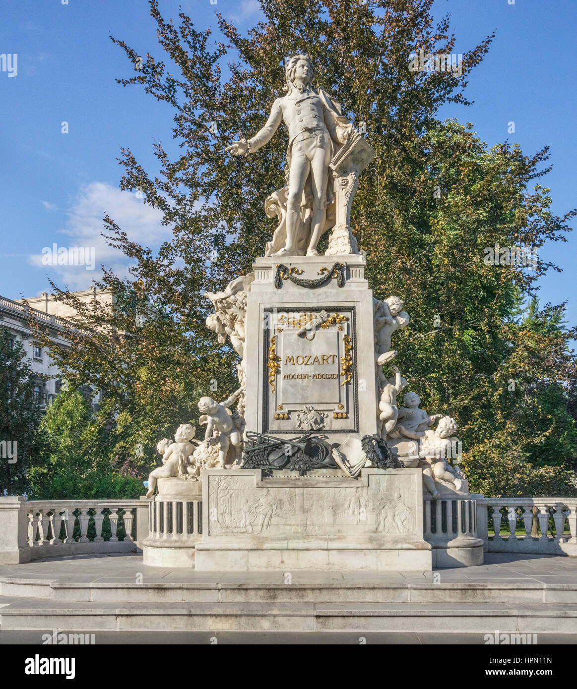 Wien, Burggarten (Imperial Palace Gardens), Blick auf das Mozart-Denkmal Stockfoto