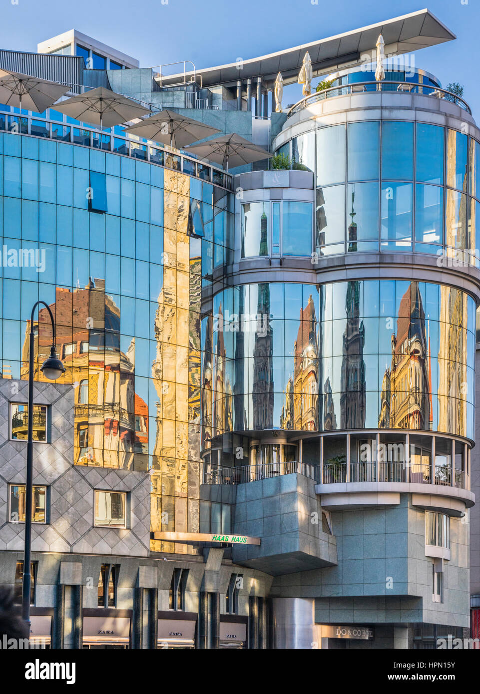 Österreich, Wien, Blick auf die Postmoderne Haas House am Stephansplatz bilden einen starken Kontrast zu den benachbarten Stephansdom Stockfoto