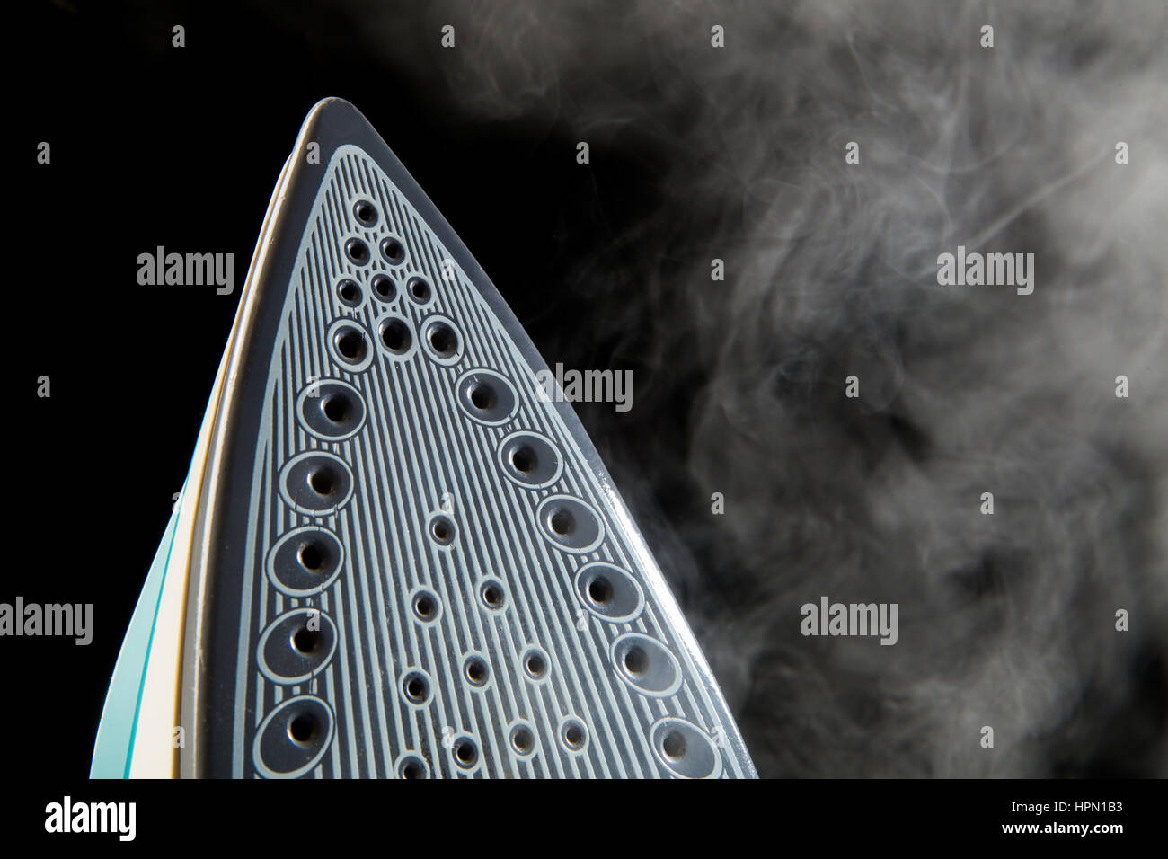 Bügeleisen Dampf auf schwarzem Hintergrund isoliert Abblasen Stockfoto