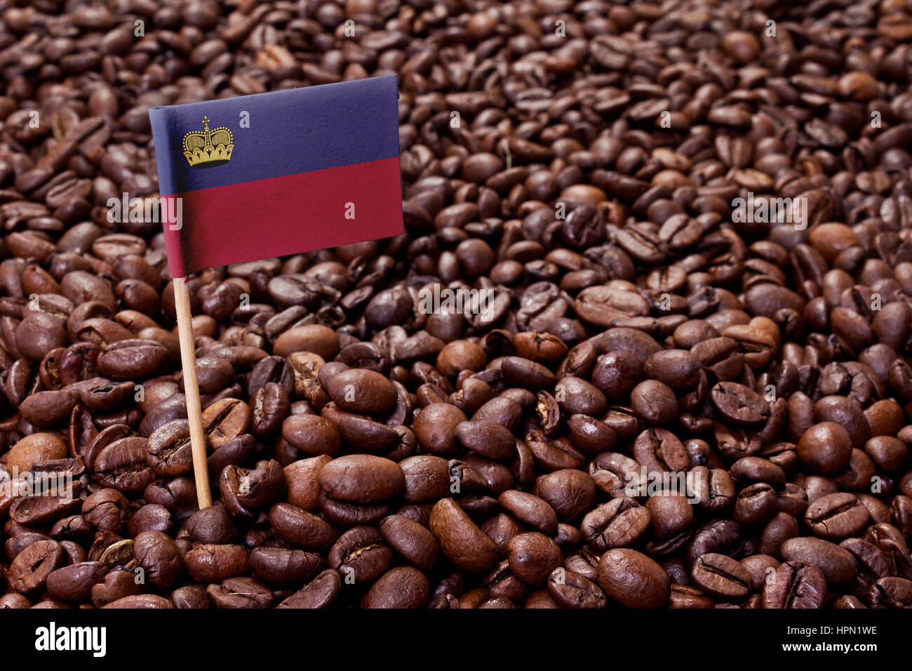 Flagge von Lichtenstein in gerösteten Kaffeebohnen zu stecken. (Serie) Stockfoto