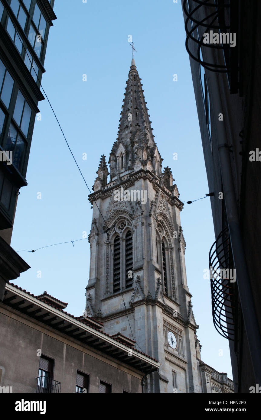 Bilbao, Baskenland, Spanien: der Glockenturm der Kathedrale Basilica von Santiago, die katholische Kirche in der Altstadt im gotischen Stil erbaut. Stockfoto