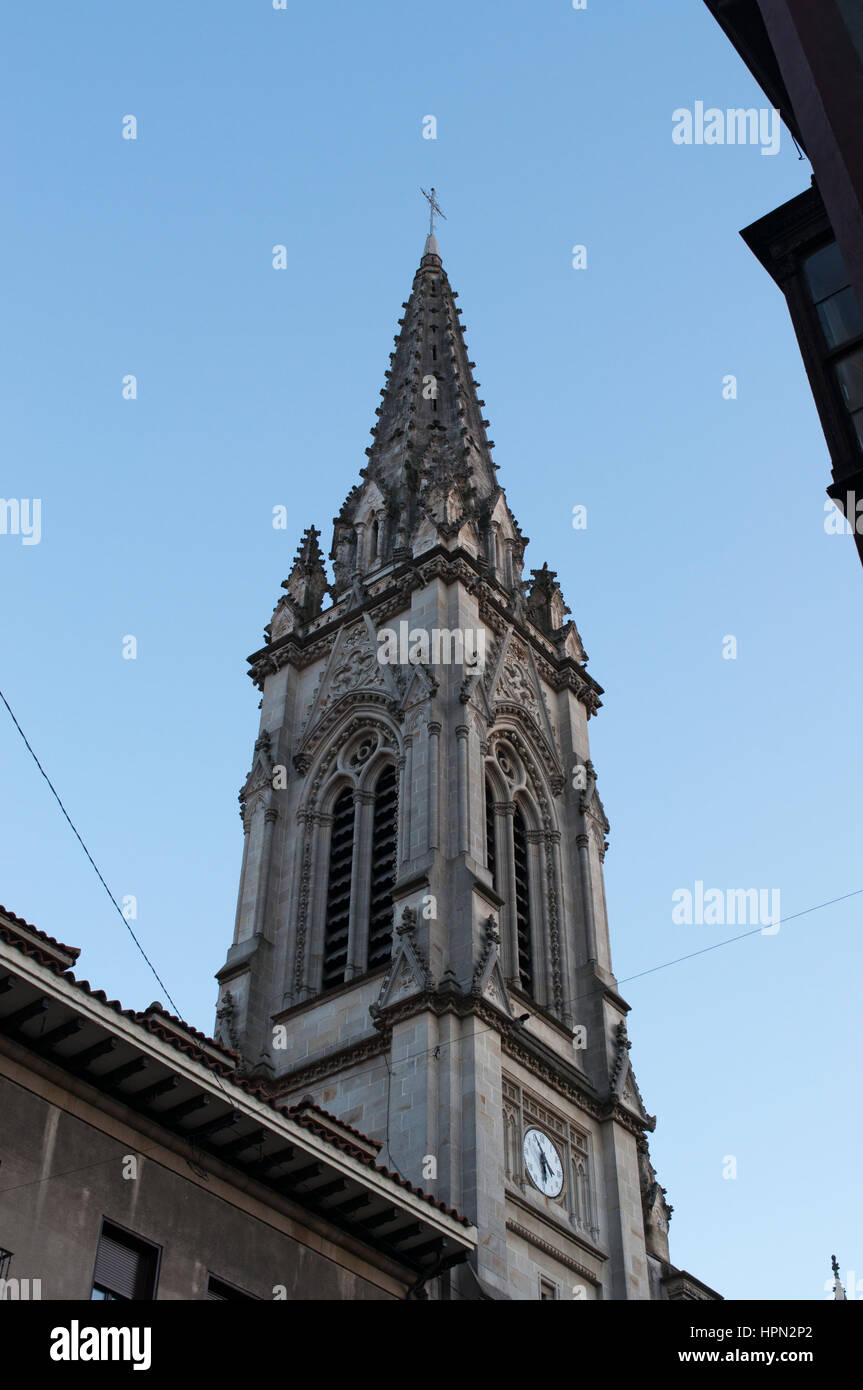 Bilbao, Baskenland, Spanien: der Glockenturm der Kathedrale Basilica von Santiago, die katholische Kirche in der Altstadt im gotischen Stil erbaut. Stockfoto