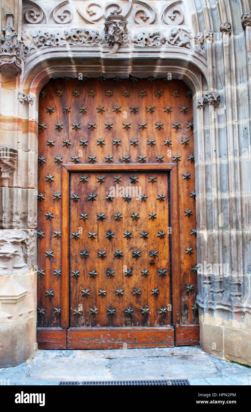 Bilbao, Altstadt, Spanien: Informationen über die Holztür der Basilika Kathedrale von Santiago, die katholische Kirche in der Altstadt im gotischen Stil erbaut. Stockfoto