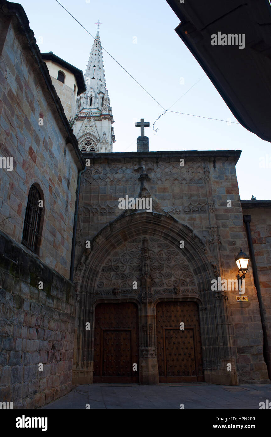 Bilbao, Baskenland, Spanien: Gassen bei Sonnenuntergang und Blick auf die Kathedrale Basilica von Santiago, die katholische Kirche in der Altstadt Stockfoto