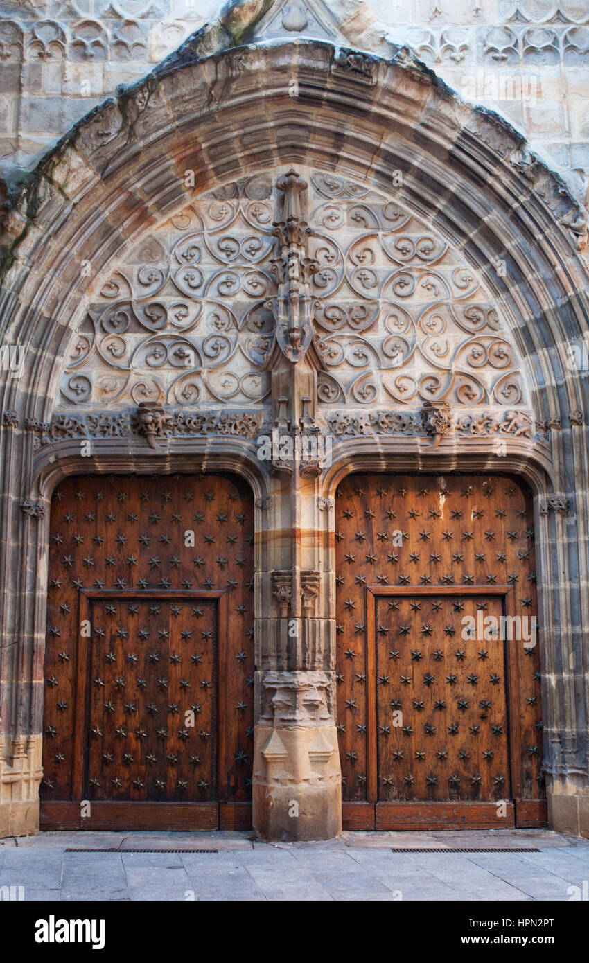 Bilbao, Altstadt, Spanien: Informationen über die Holztür der Basilika Kathedrale von Santiago, die katholische Kirche in der Altstadt im gotischen Stil erbaut. Stockfoto