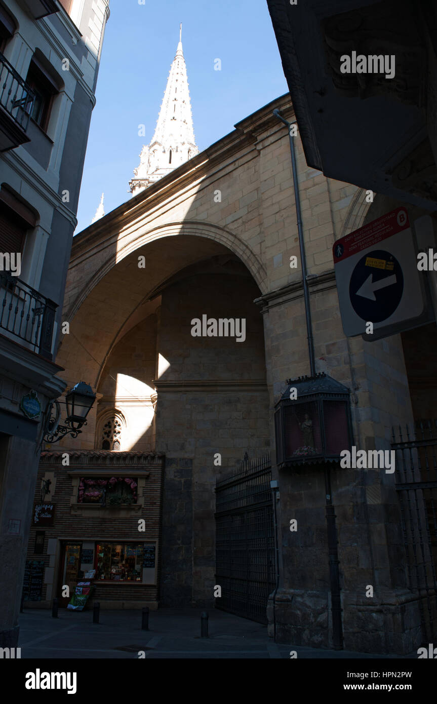 Bilbao, Baskenland, Spanien: Gassen und der Glockenturm der Kathedrale Basilica von Santiago, die katholische Kirche in der Altstadt Stockfoto