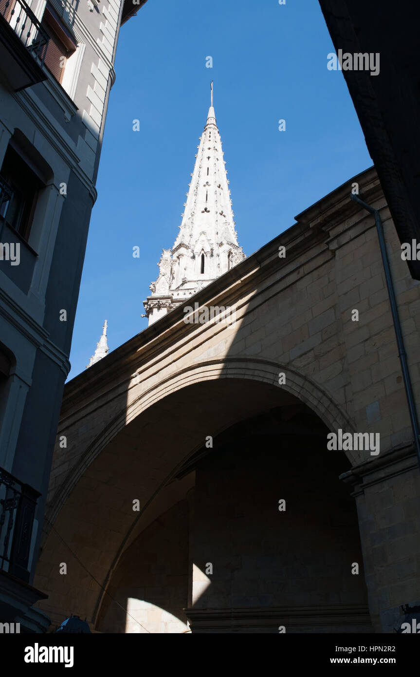 Bilbao, Baskenland, Spanien: Gassen und der Glockenturm der Kathedrale Basilica von Santiago, die katholische Kirche in der Altstadt Stockfoto