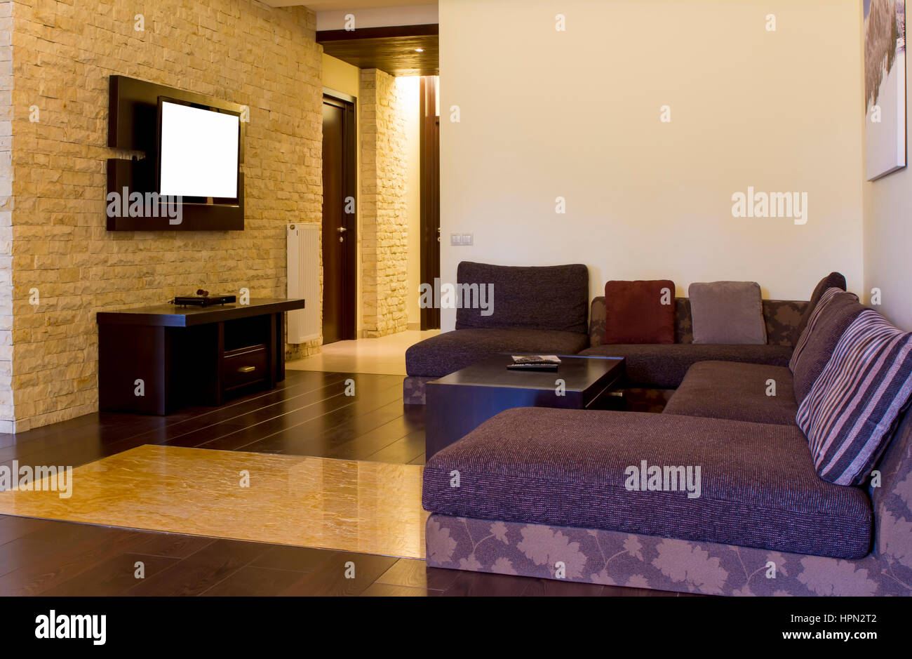 Modern, Wohnzimmer mit TV-Wandmontage Stockfoto