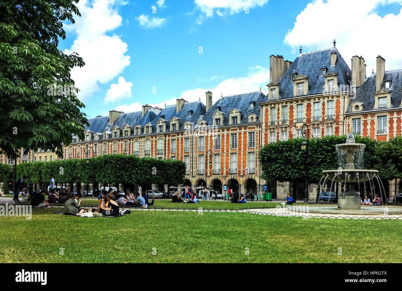 Paris - Place des Vosges, gebaut von Henri IV von 1605 bis 1612 Stockfoto