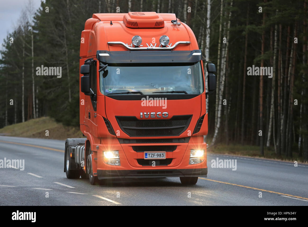 RASEBORG, Finnland - 23. Dezember 2016: Neue orange Iveco Stralis Hi-Way Semi Truck Bobtail Highway entlang. Stockfoto