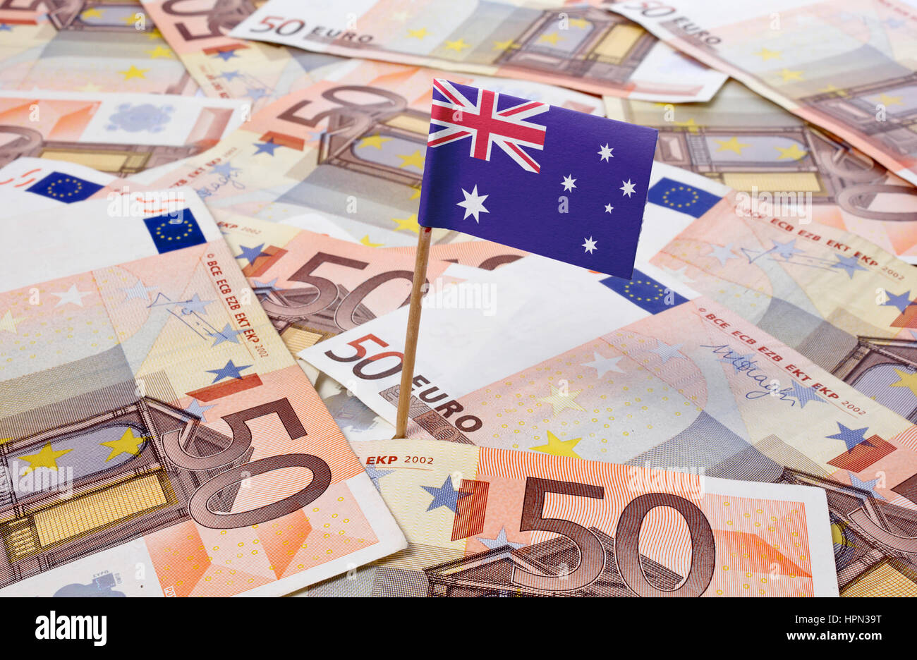 Flagge von Australien in europäischen Banknoten zu stecken. (Serie) Stockfoto