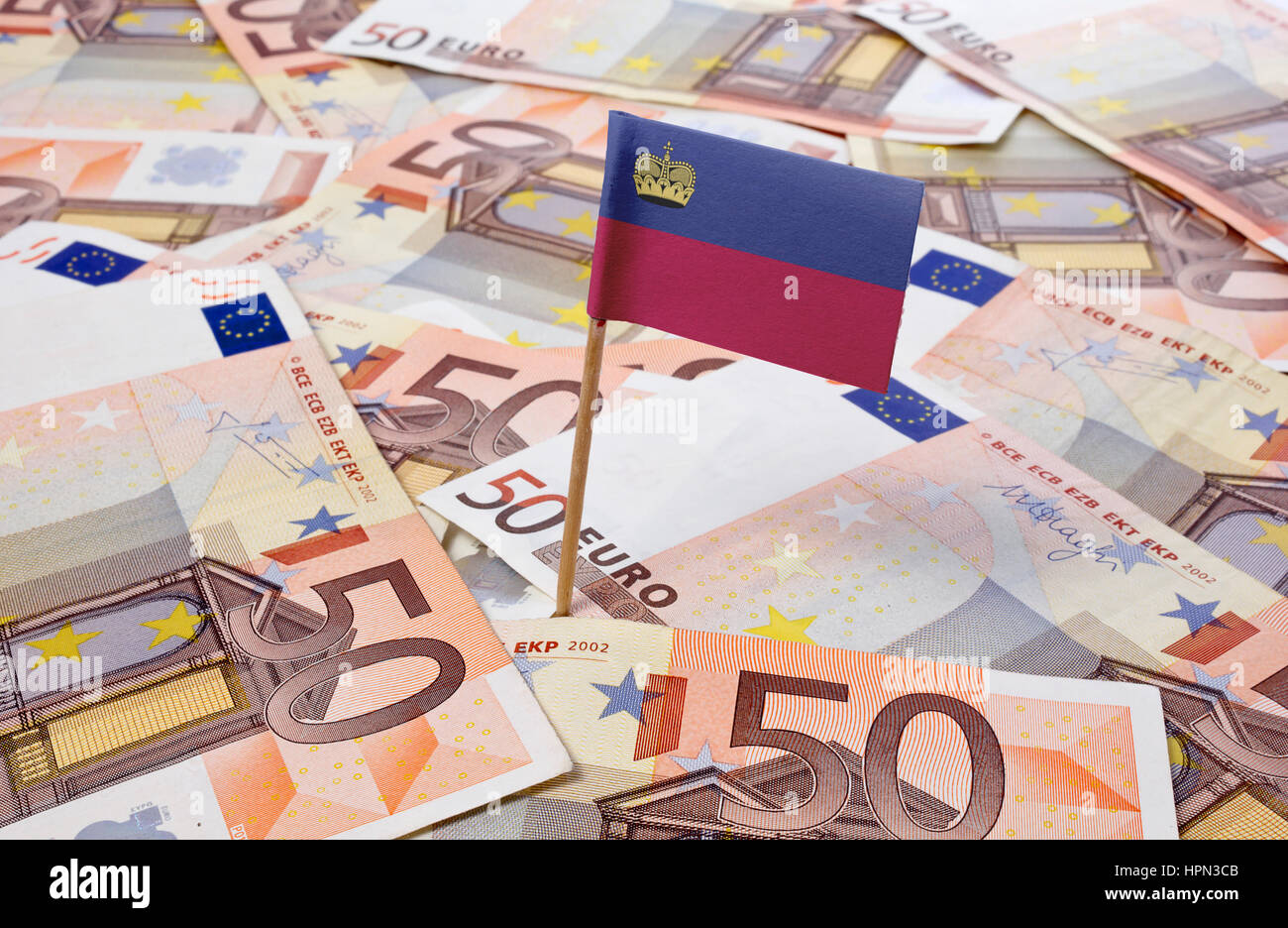 Flagge von Lichtenstein in europäischen Banknoten zu stecken. (Serie) Stockfoto