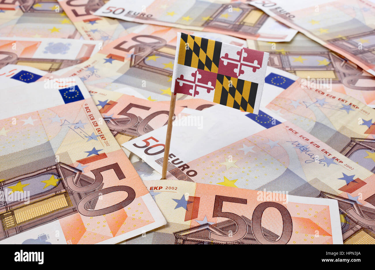 Flagge von Maryland in europäischen Banknoten zu stecken. (Serie) Stockfoto