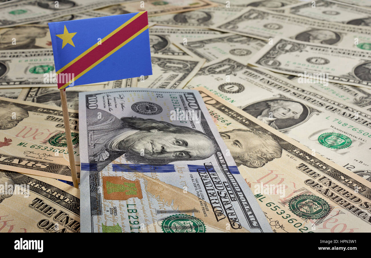 Flagge der Demokratischen Republik Kongo in einer Vielzahl von amerikanischen Banknoten zu stecken. (Serie) Stockfoto