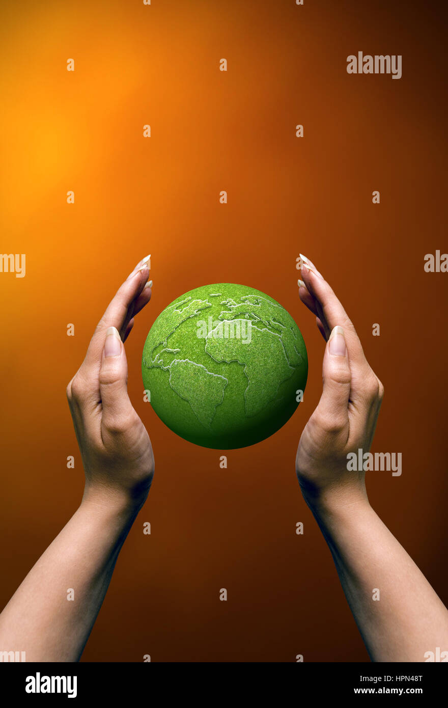 weibliche Hände halten einen Earth green globe Stockfoto