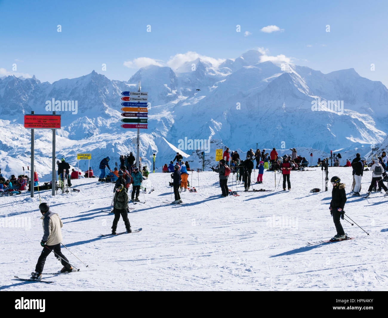 Skifahrer bei Les Grandes Platieres in Le Grand Massif Skigebiet mit Blick zum schneebedeckten Mont Blanc und Bergen in den französischen Alpen. Flaine, Frankreich Stockfoto