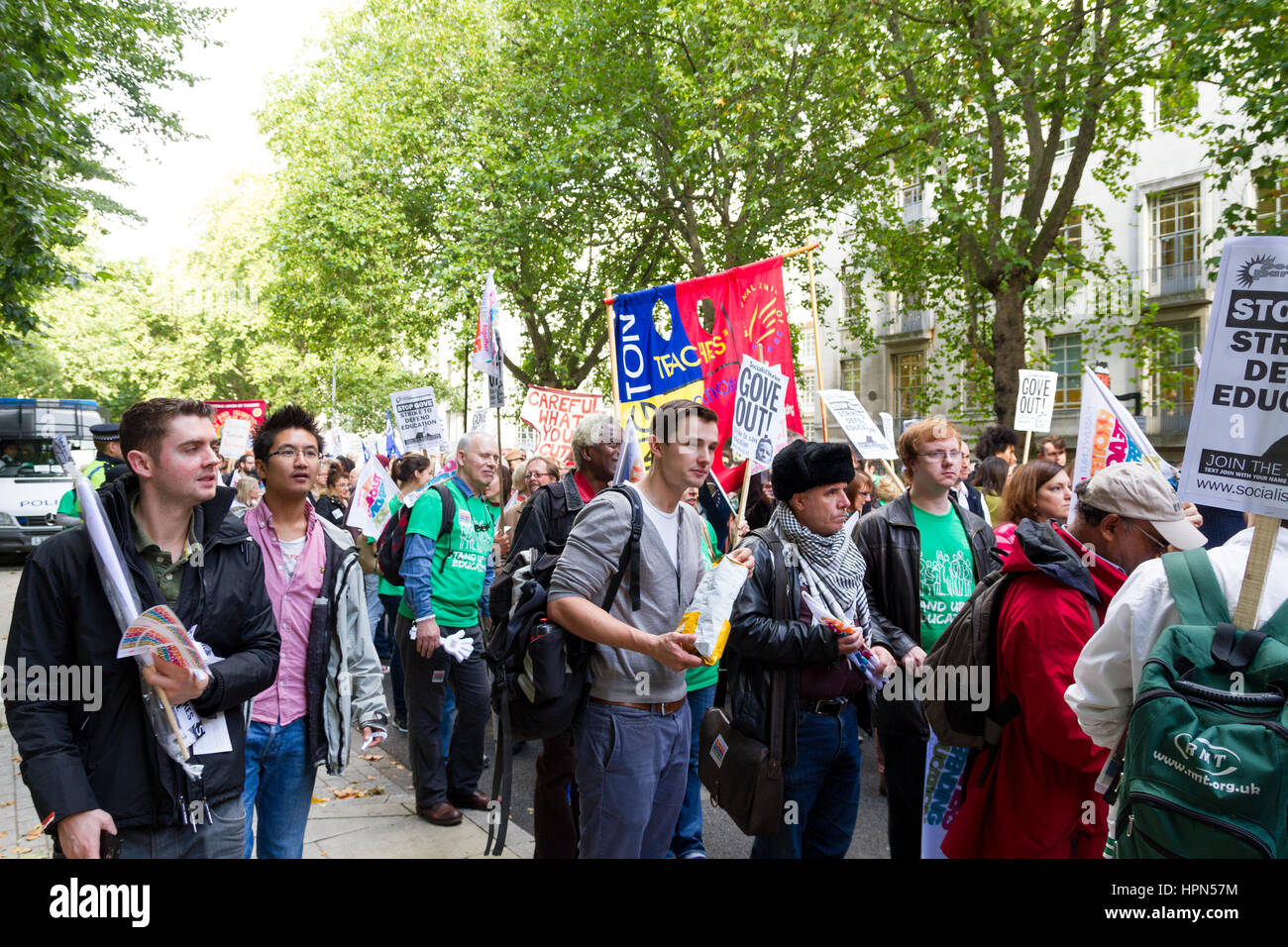 Lehrer streiken. Tausende von Lehrern der NUT und NASUWT marschieren durch London, um gegen Änderungen der Renten und Löhne zu protestieren. Stockfoto