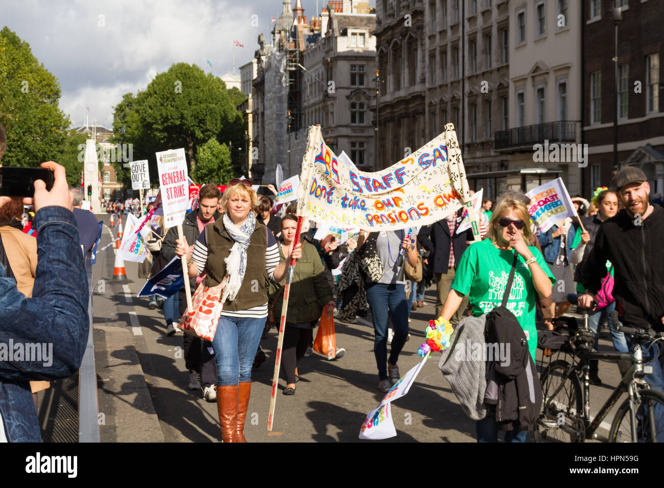 London, Großbritannien. 17. Oktober 2013. Tausende Lehrer von der Mutter und die nasuwt März durch London aus Protest über die Veränderungen bei den Renten und Löhne. Stockfoto