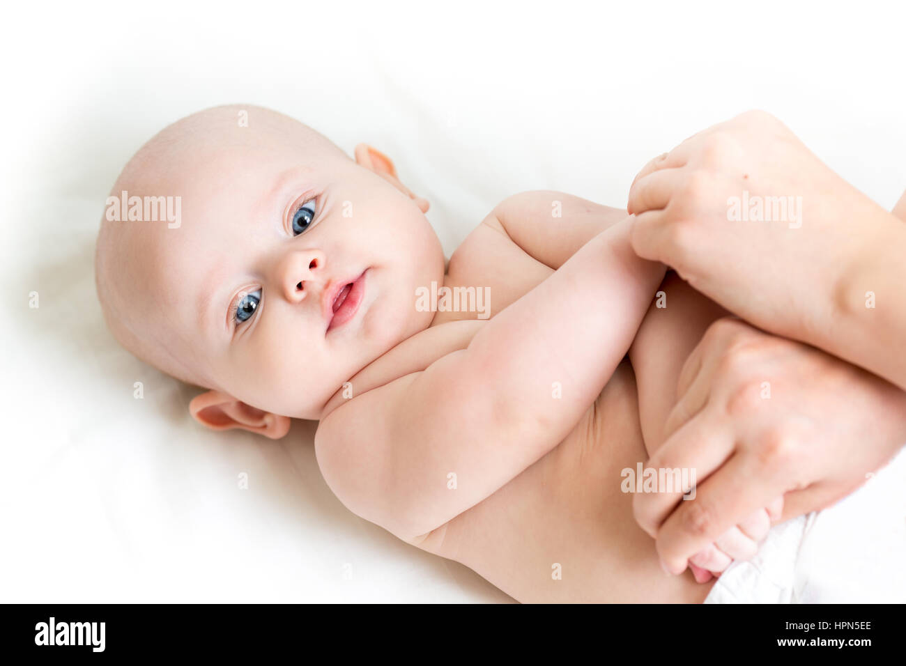 Süß lächelnden Baby Gymnastik Praxis Stockfoto