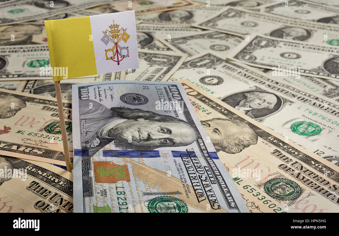 Flagge der Vatikanstadt in einer Vielzahl von amerikanischen Banknoten zu stecken. (Serie) Stockfoto