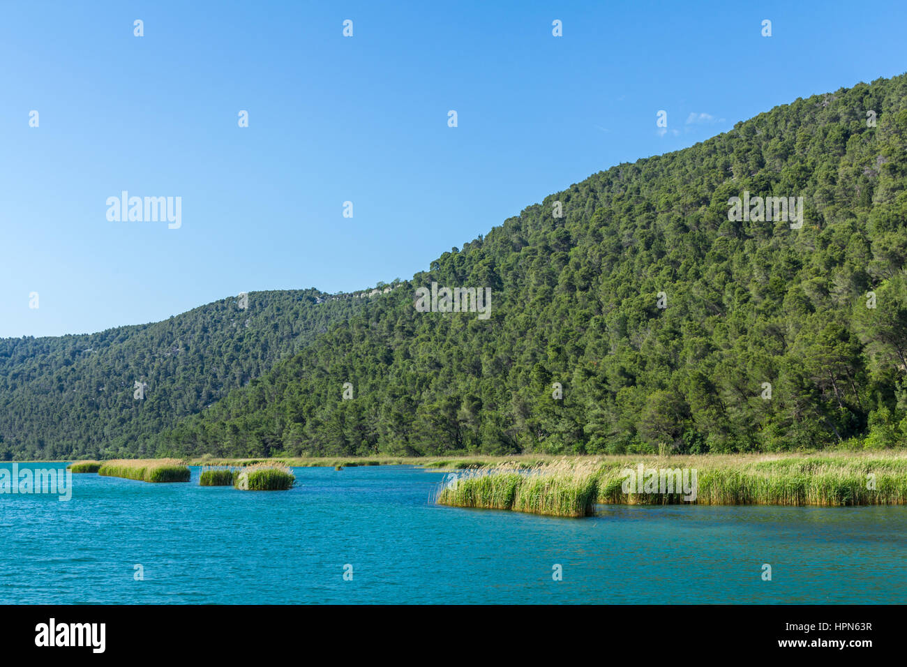 Nationalpark Krka, Kroatien - 5. Mai 2016: Krka Fluss und bewaldeten Hügeln Stockfoto