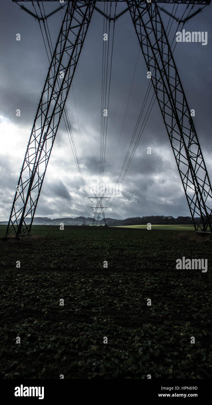 Unendliche Strommast Stockfoto