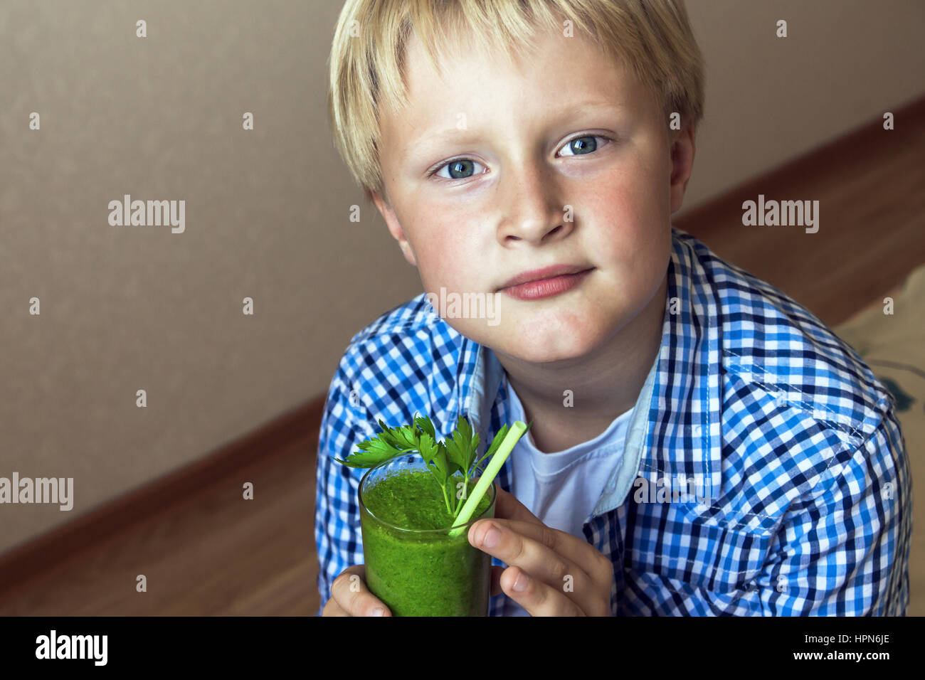 Kind (junge) trinkender gesunder grüne Gemüse Smoothie - gesund essen, Vegan, vegetarisch, Bio-Lebensmittel und trinken Konzept Stockfoto