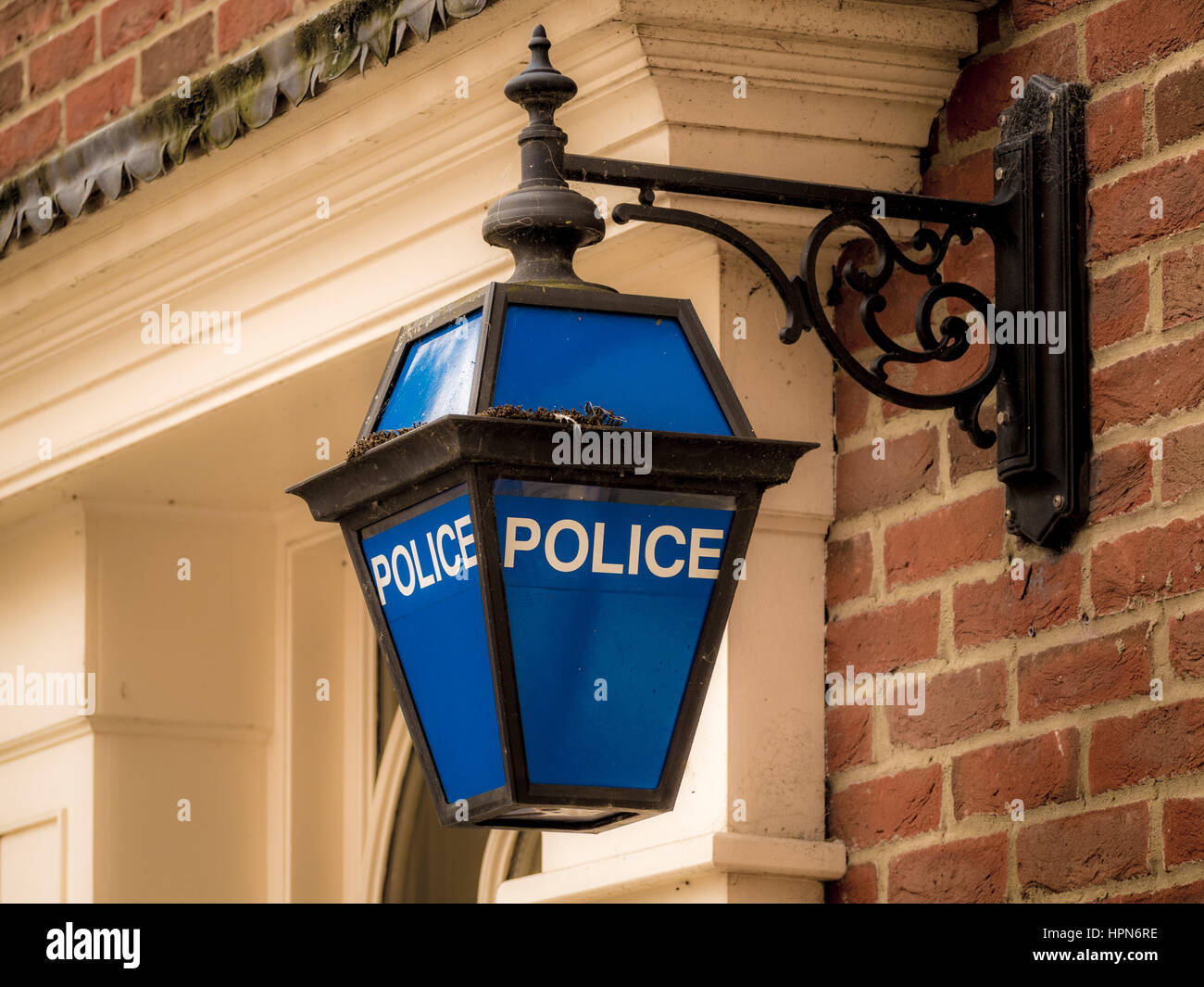 Altmodische Leuchtschild Polizei außerhalb Polizeistation, Thirsk, North Yorkshire, UK. Stockfoto