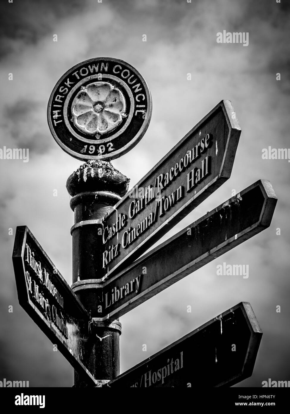 Thirsk Stadtrat Wegweiser auf dem Marktplatz, North Yorkshire, UK. Stockfoto