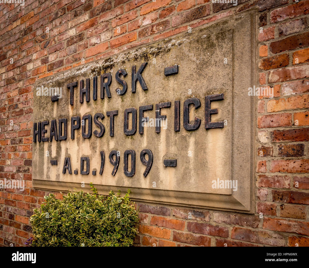 Thirsk Kopf Postamt steinerne Gedenktafel in Wand des Gebäudes, Thirsk, North Yorkshire, UK. Stockfoto