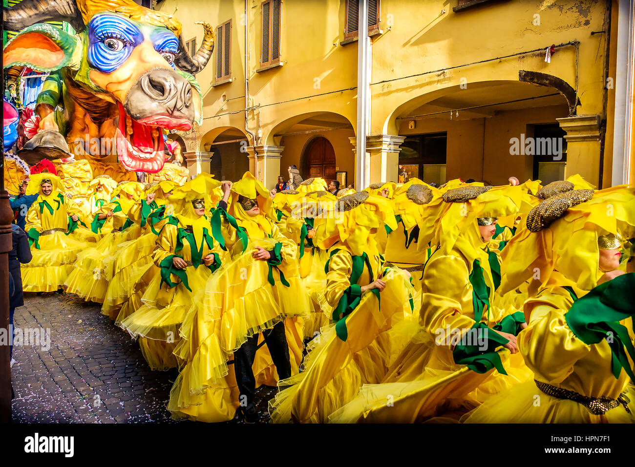 Carnevale di Cento bunte Kuh Parade Float Menschen Choreographie gelbe Sonnenblumen Kostüme Stockfoto