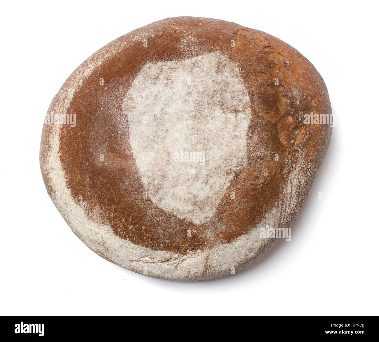 Ein frisch gebackenes Brot bedeckt mit Roggenmehl in Form von Sierra Leone. (Serie) Stockfoto