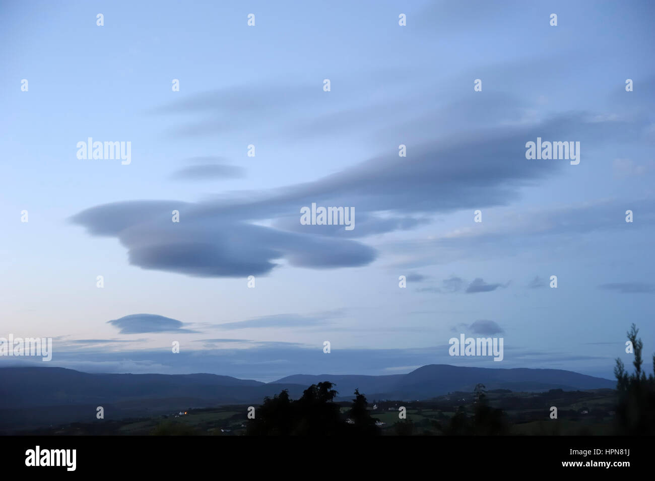 Dämmerung Himmel über Bantry Bay in West Cork die Caha Mountains im Hintergrund Stockfoto