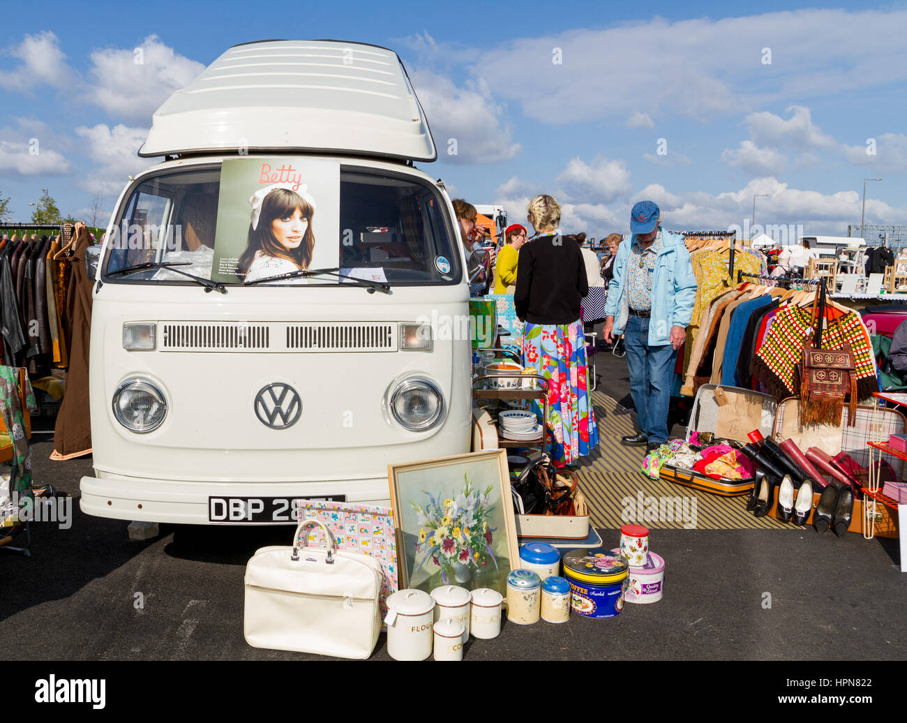 VW Wohnmobil an der klassischen Flohmarkt im Queen Elizabeth Park, Stratford, London UK Stockfoto