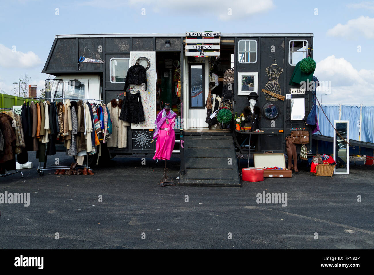 Pferdebox van umgewandelt in Kleidung an der klassischen Flohmarkt in der QE Park in Stratford Stall, East London Stockfoto