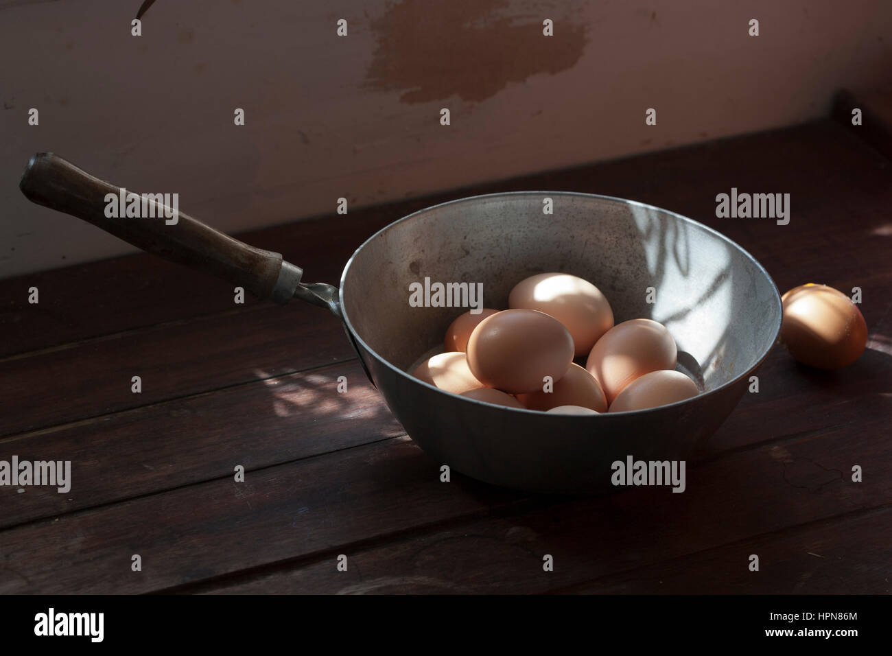 Hühnereier in Kugel sitzt auf der Arbeitsplatte durch Welle des Lichtes beleuchtet Stockfoto