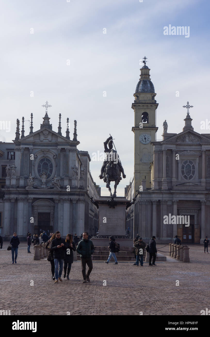 Piazza San Carlo und Statue von Emmanuel Philibert, Herzog des Wirsings, von Carlo Marochetti, mit Touristen am frühen Morgen Stockfoto