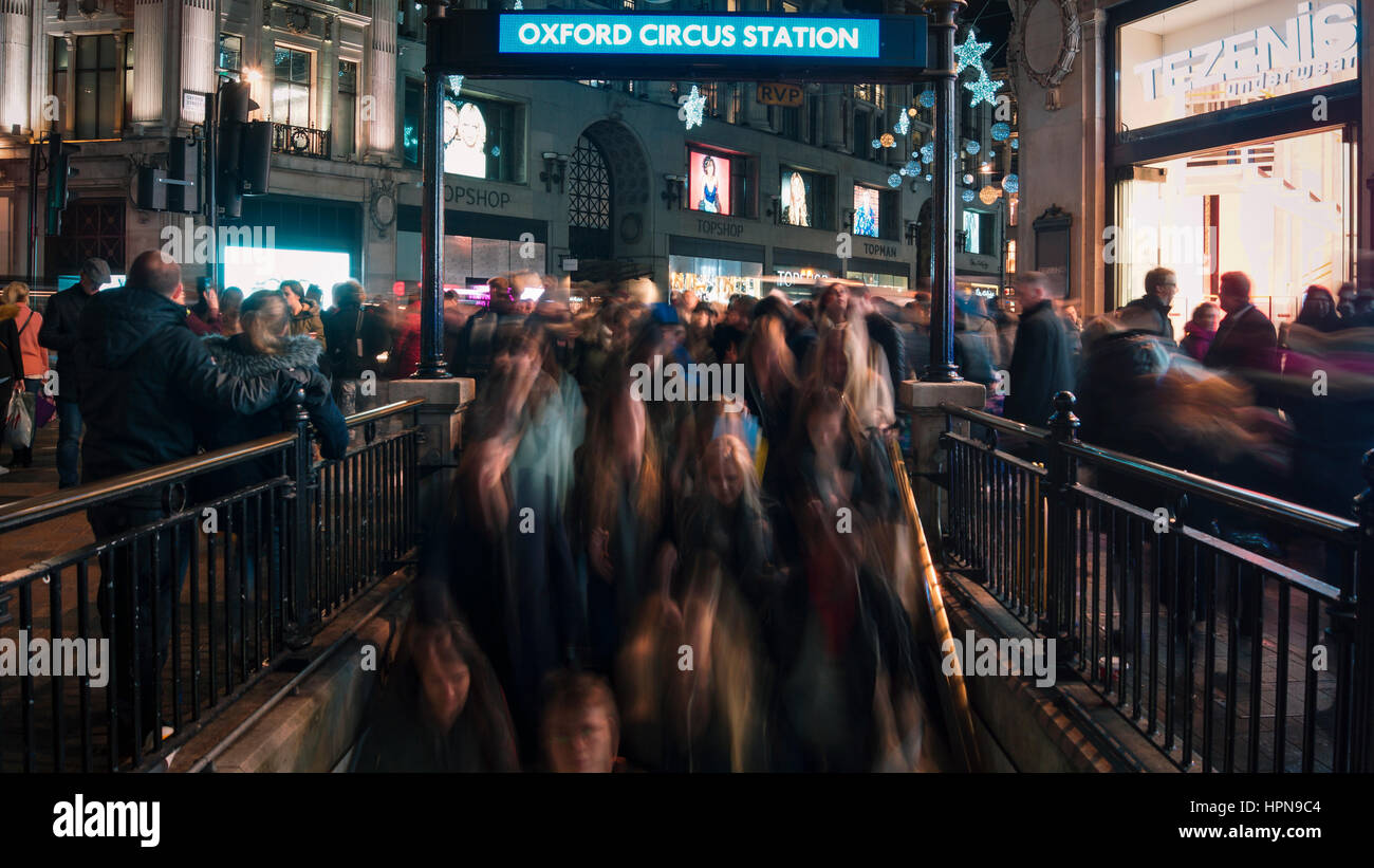 Blick auf den Eingang der U-Bahn-Station Oxford Circus in der Rush Hour, LONDON, ENGLAND Stockfoto