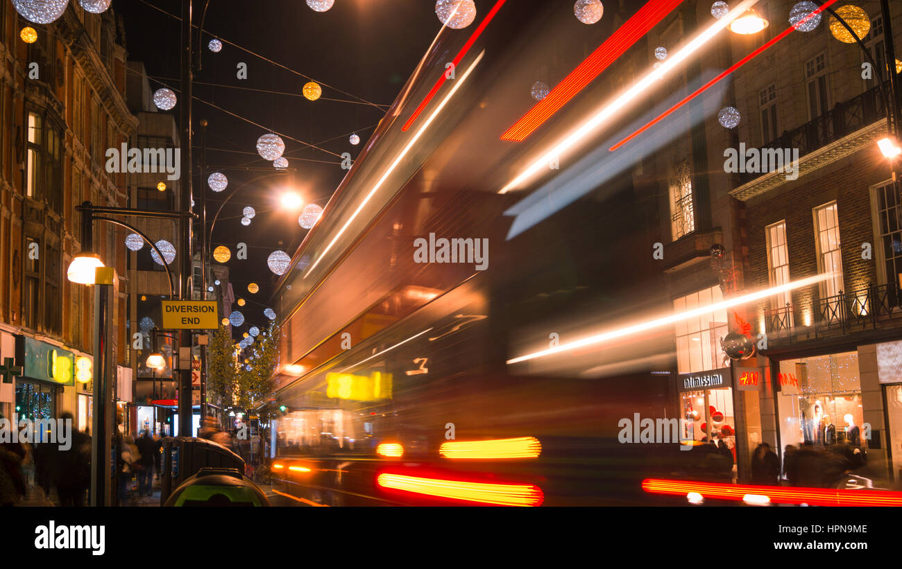 Oxford Street in der Nacht vor Weihnachten mit Verkehr und Menschen, LONDON, ENGLAND Stockfoto