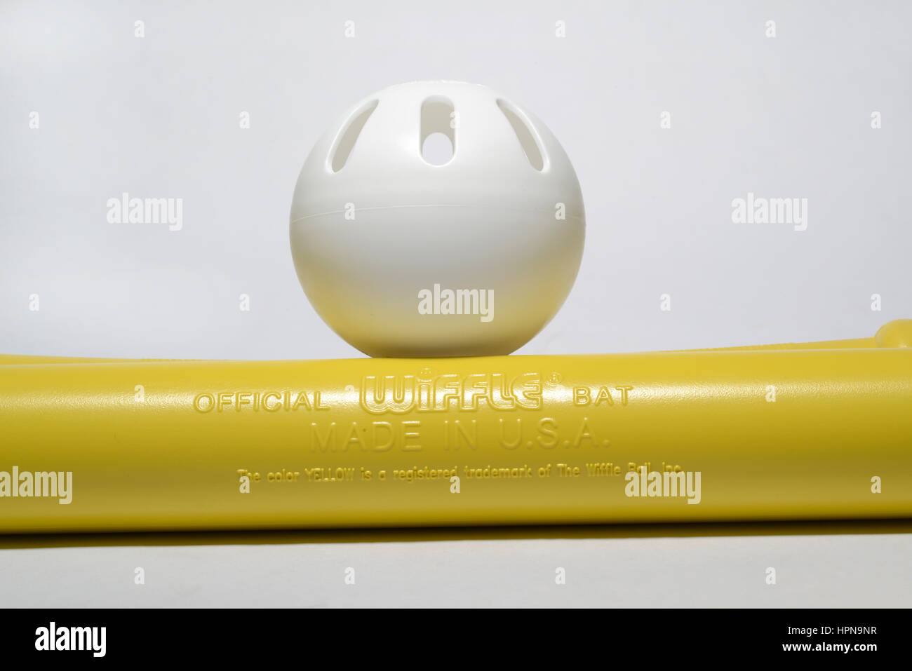 Wiffle Ball und Schläger.  Made by Wiffle Ball Inc.  Erfunden von der Mullany Familie von Connecticut.  Sie haben einen bestimmten Farbton gelb registriert. Stockfoto