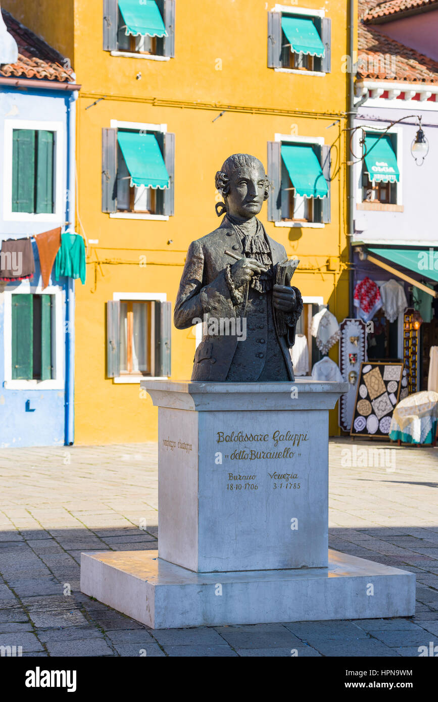 Statue des Komponisten Baldassare Galuppi befindet sich auf dem Platz nach ihm benannt, in seiner Heimatstadt von Burano, Venedig, Italien Stockfoto