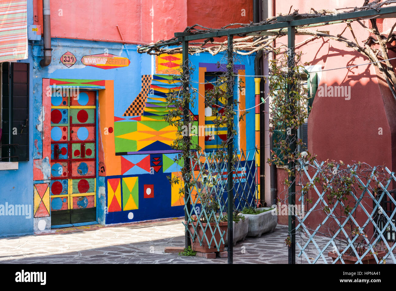 traditionelle Häuser in Burano sind in leuchtenden Farben bemalt und ... traditionelle Häuser in Burano sind in leuchtenden Farben bemalt und ...